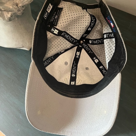 NY Yankees Grey mesh adjustable hat New Era. - Picture 3 of 5